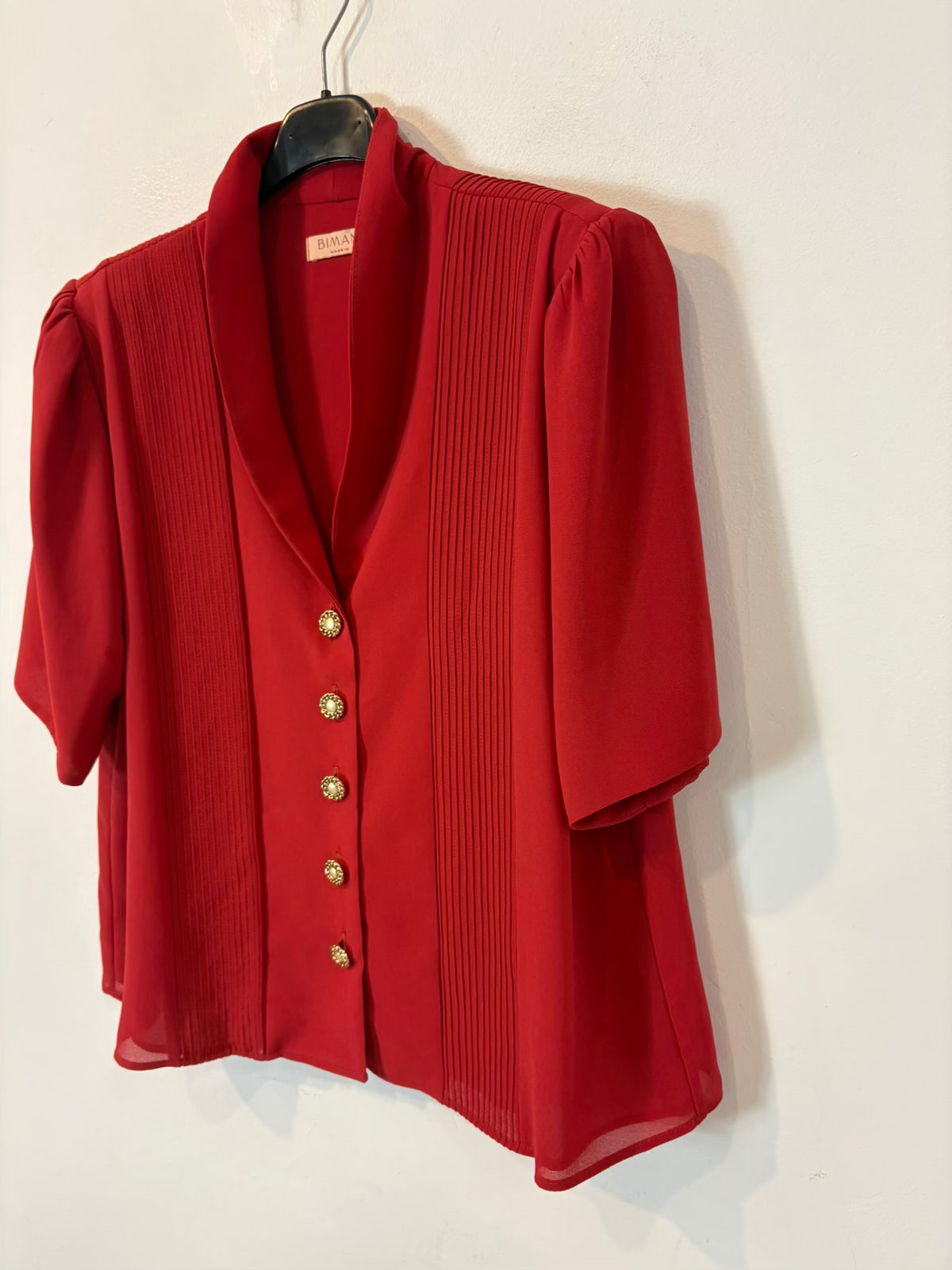 BIMANI. Blusa roja botones y hombreras