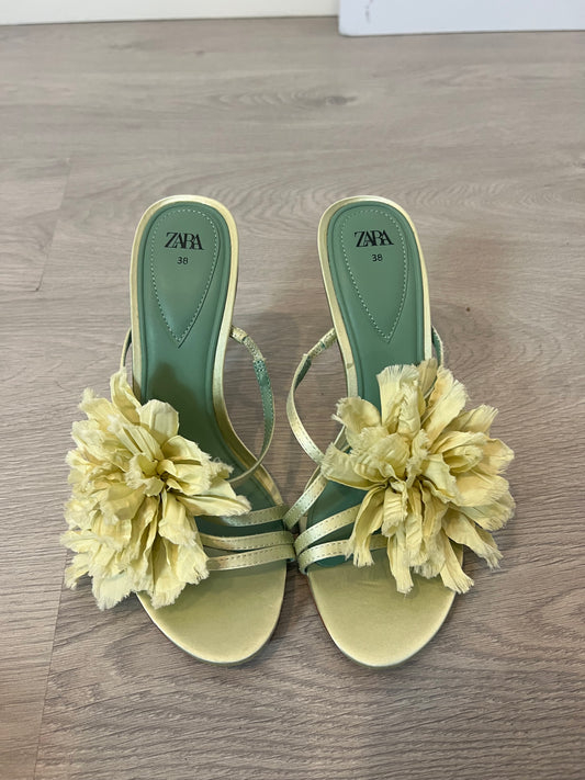 ZARA. Sandalia pastel flor tela. T 38