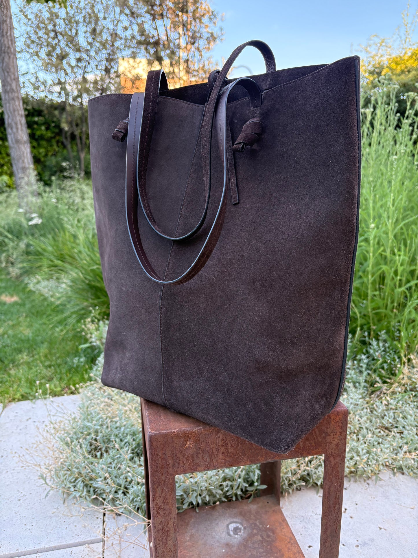 MASSIMO DUTTI. Bolso marrón nudo piel serraje