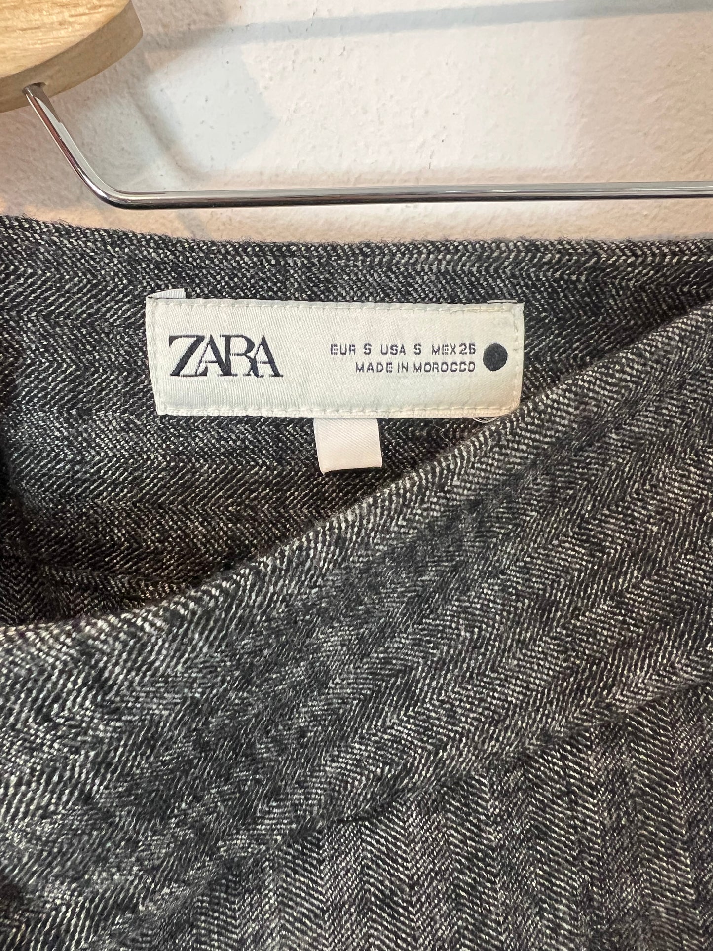 ZARA. Pantalón textura gris jaspeado. T S