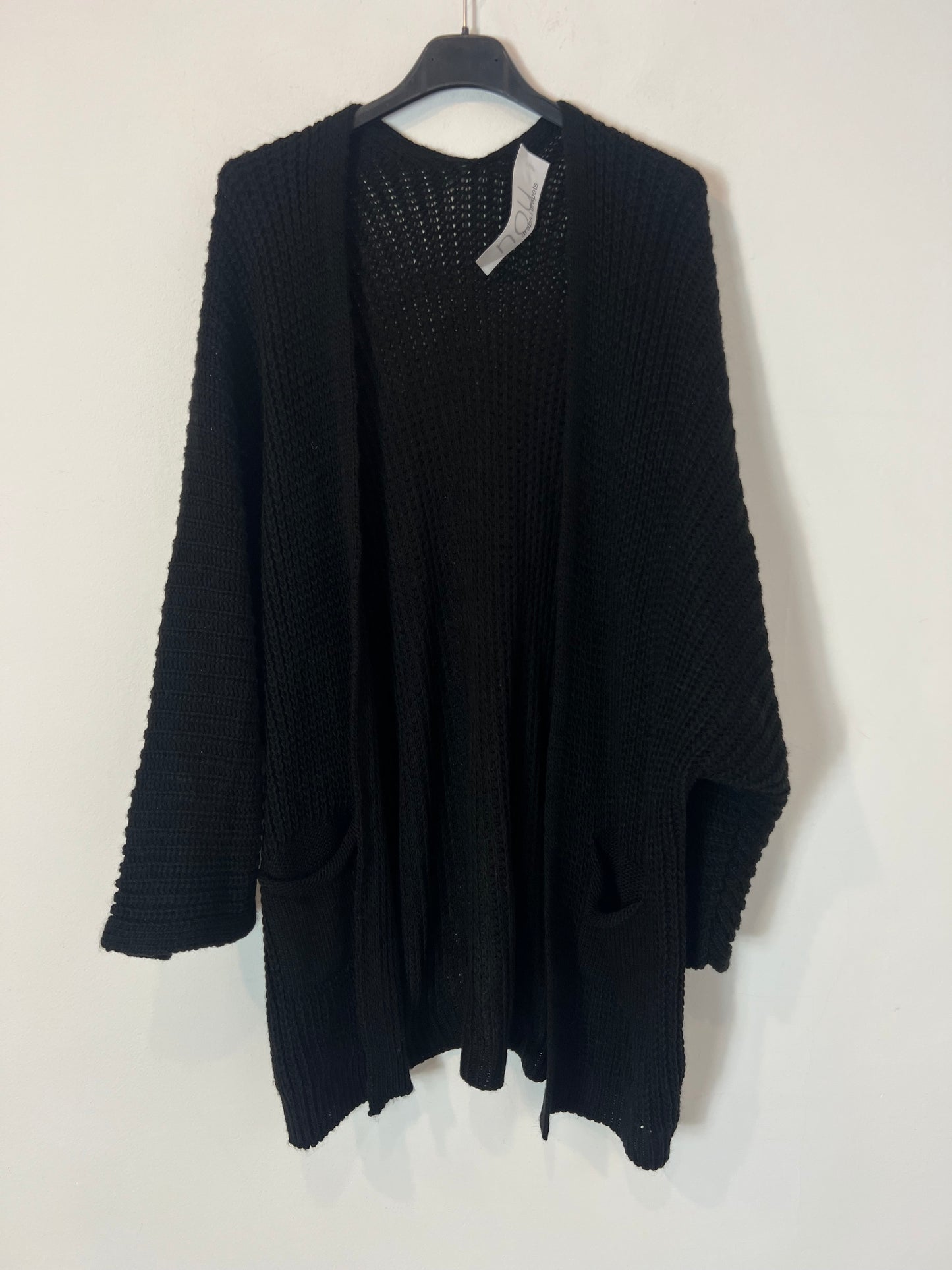 OTRAS. Cárdigan negro bolsillos. T M