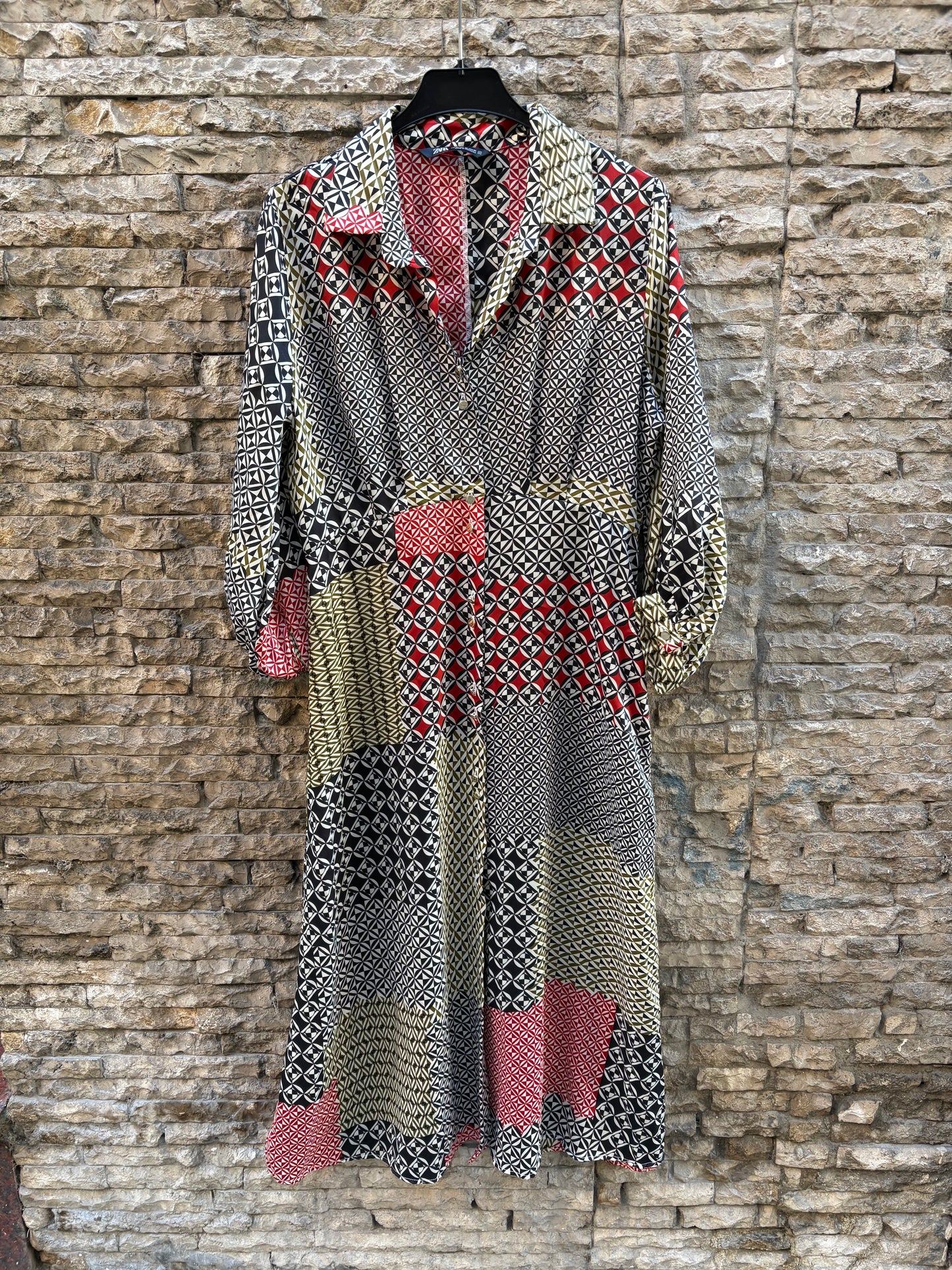 ZARA. Vestido satinado abotonado