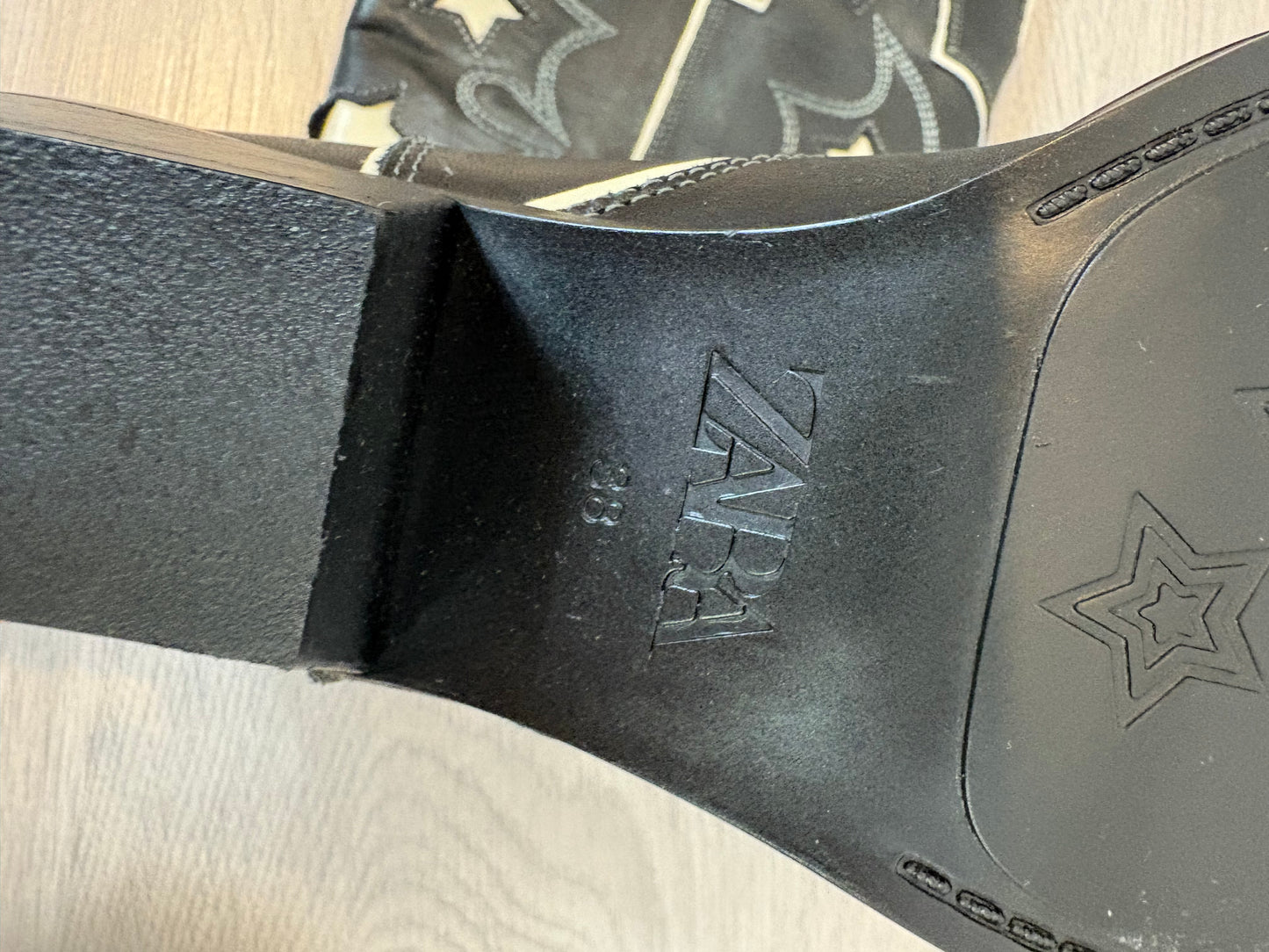 ZARA. Botas piel estrellas