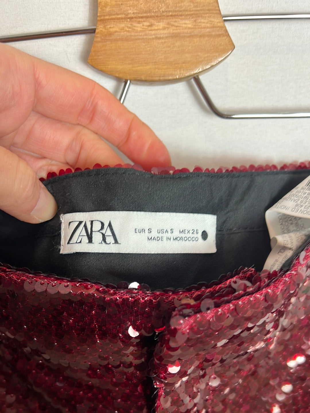 ZARA. Pantalones burdeos lentejuelas. T 36