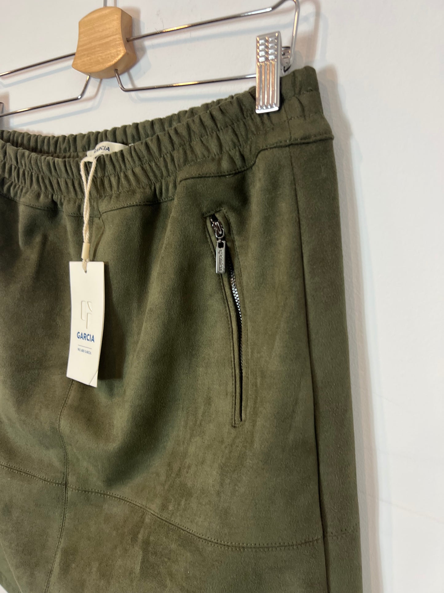 GARCIA. Green suede skirt. T.L.