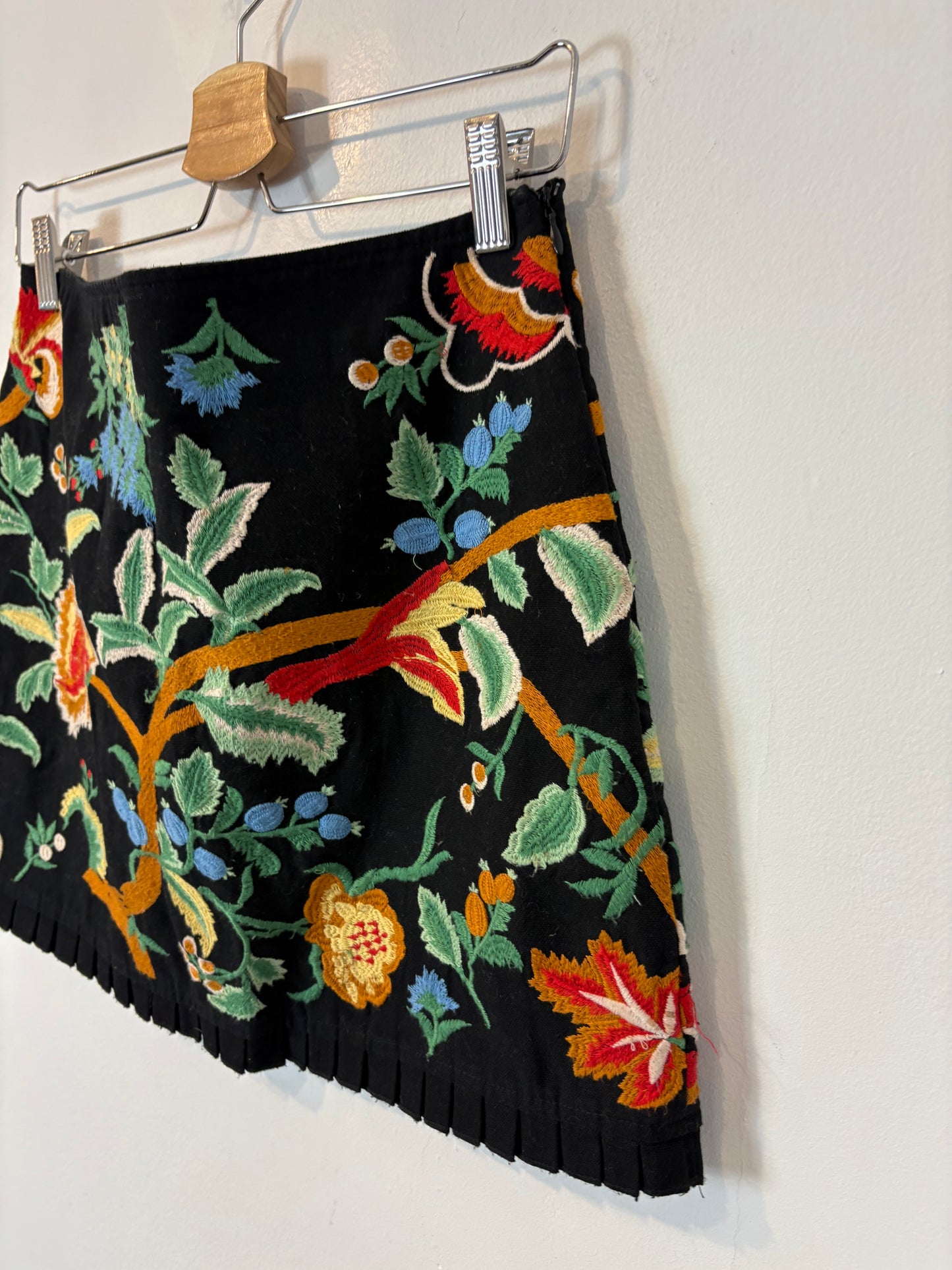 ZARA. Falda negra bordados