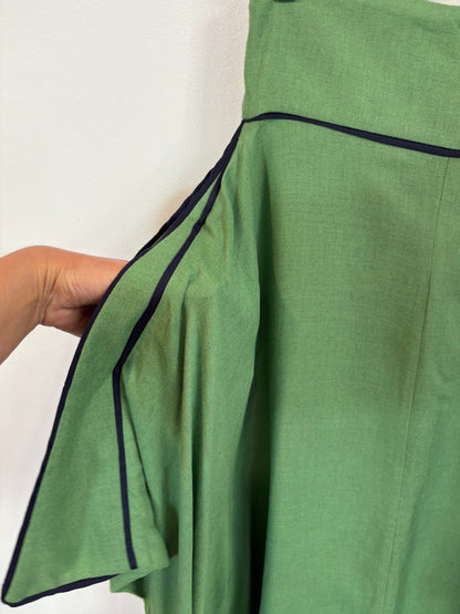 IQ. Falda midi verde asimétrica