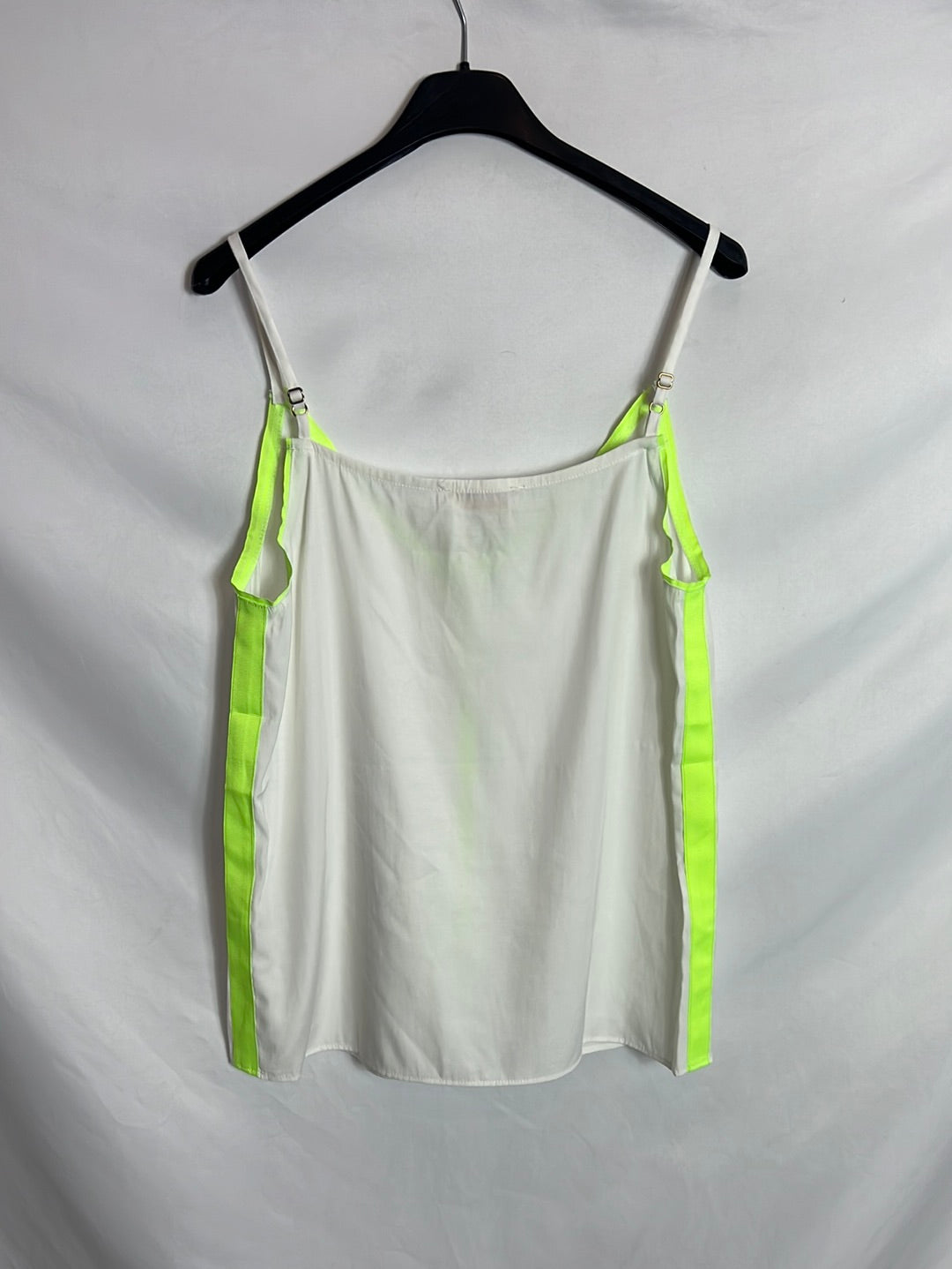 EXQUISS’S. Top blanco abotonado detalle flúor. T S (Tara)