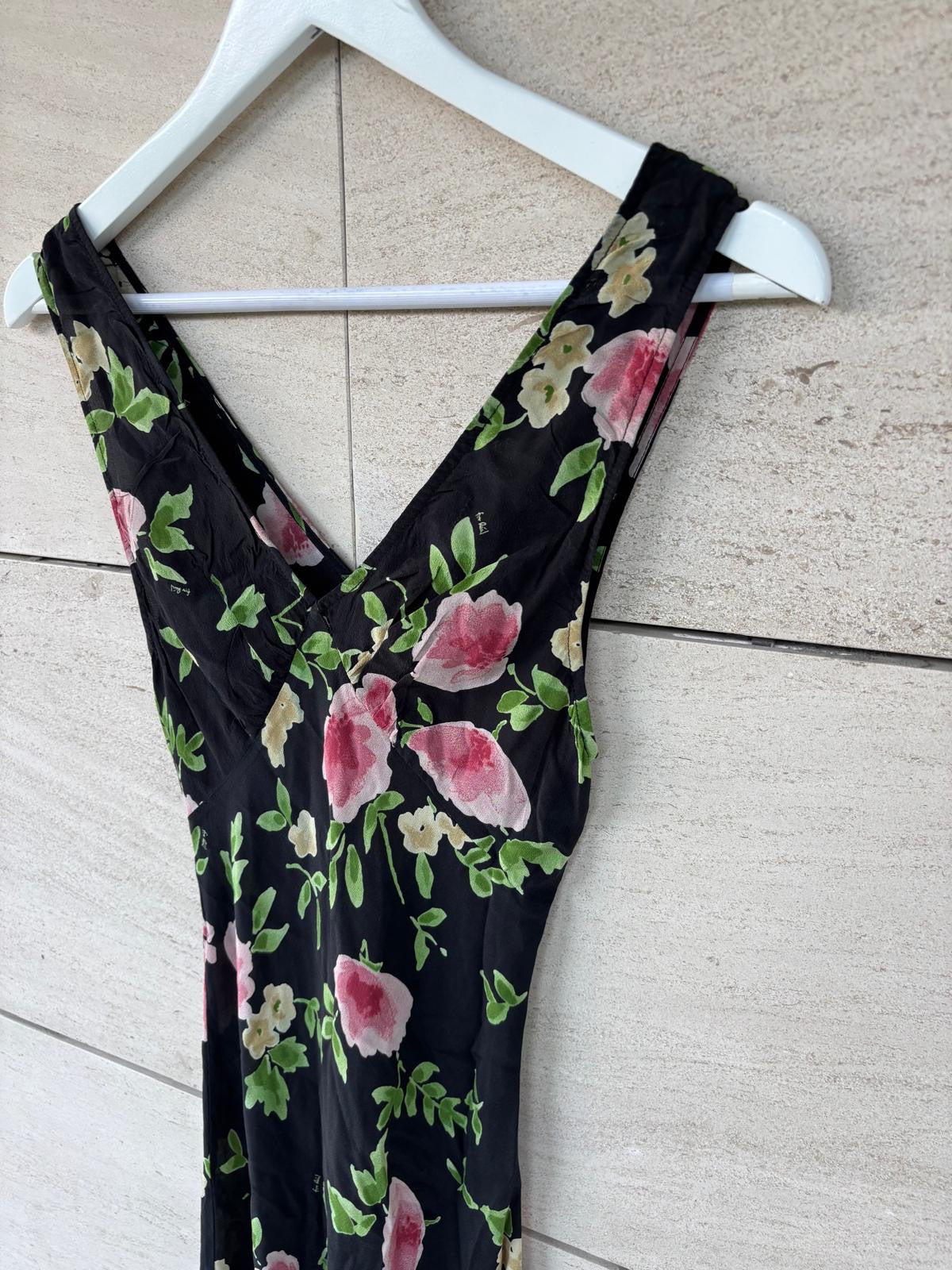 RÉALISATION. Vestido largo seda flores escote en pico