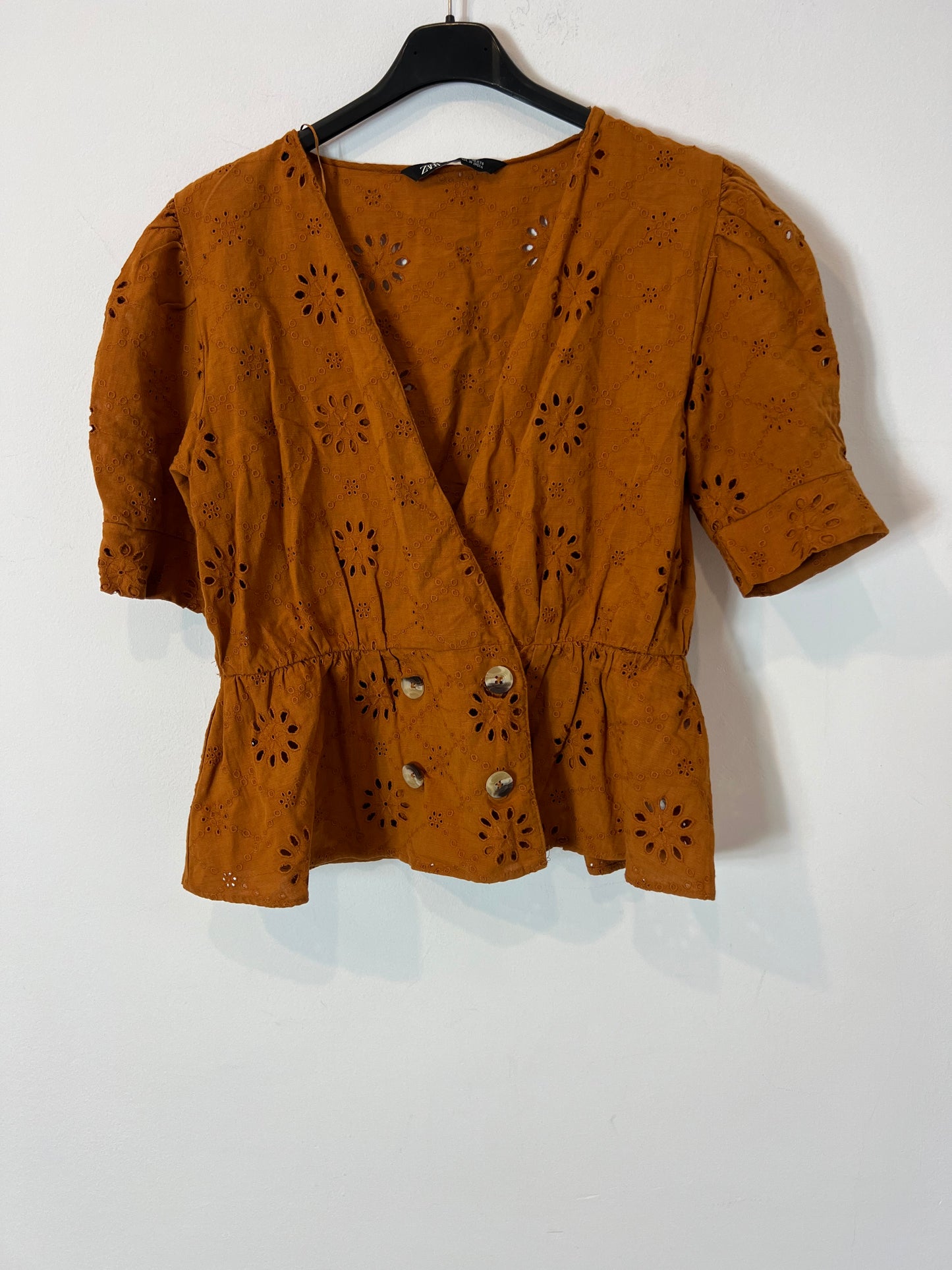 ZARA. Die-cut camel crossed blouse. TM