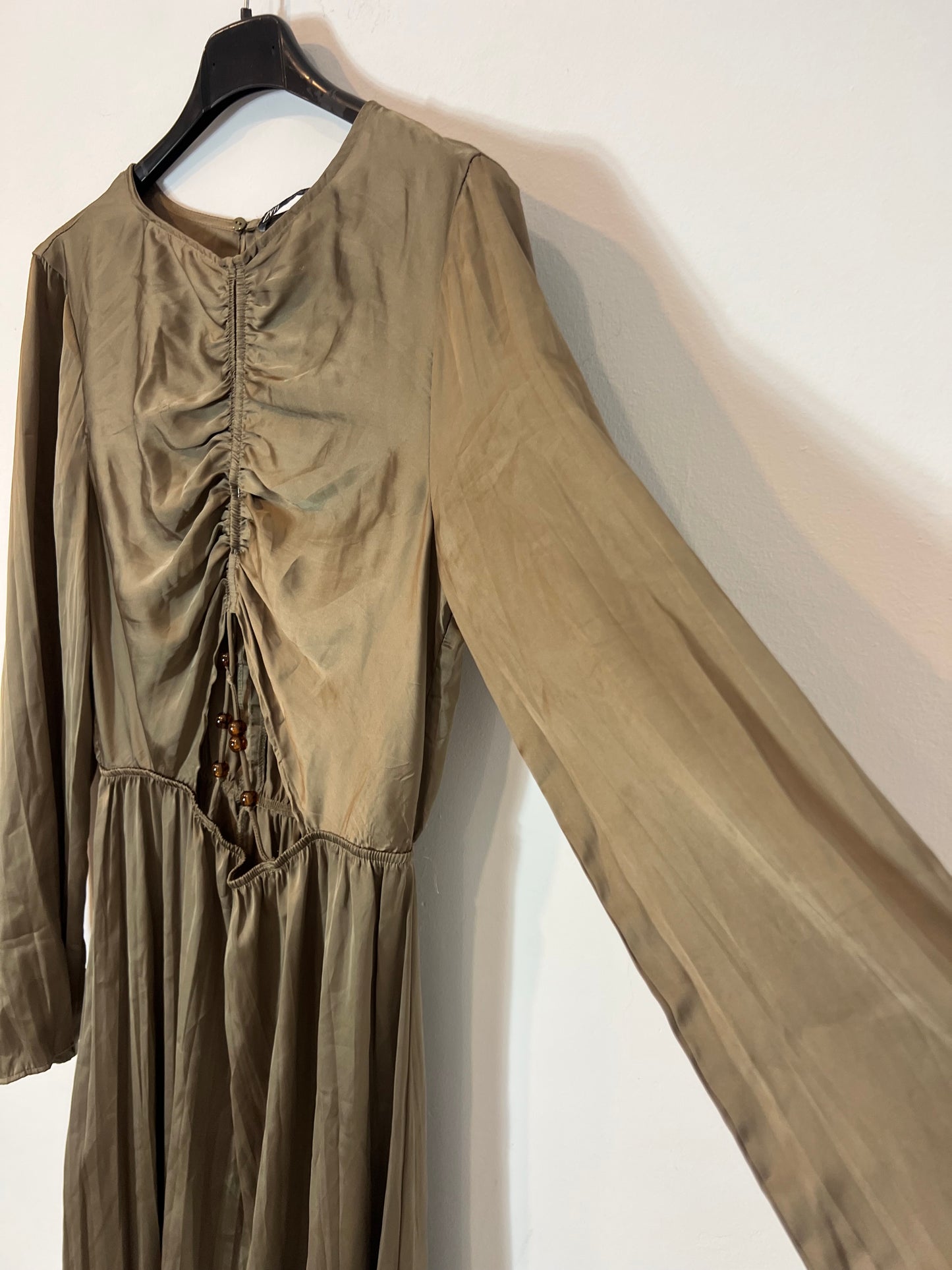 ZARA. Vestido largo verde satinado abertura. T XS