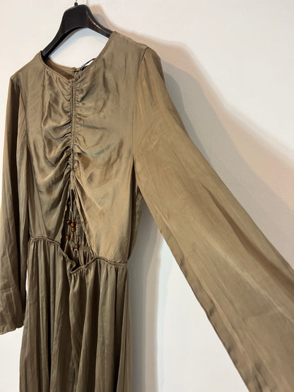 ZARA. Vestido largo verde satinado abertura. T XS