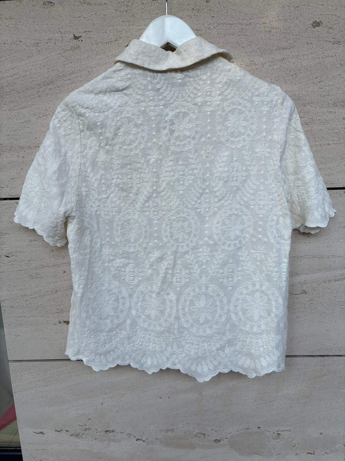 ZARA. Camisa bordados con lino