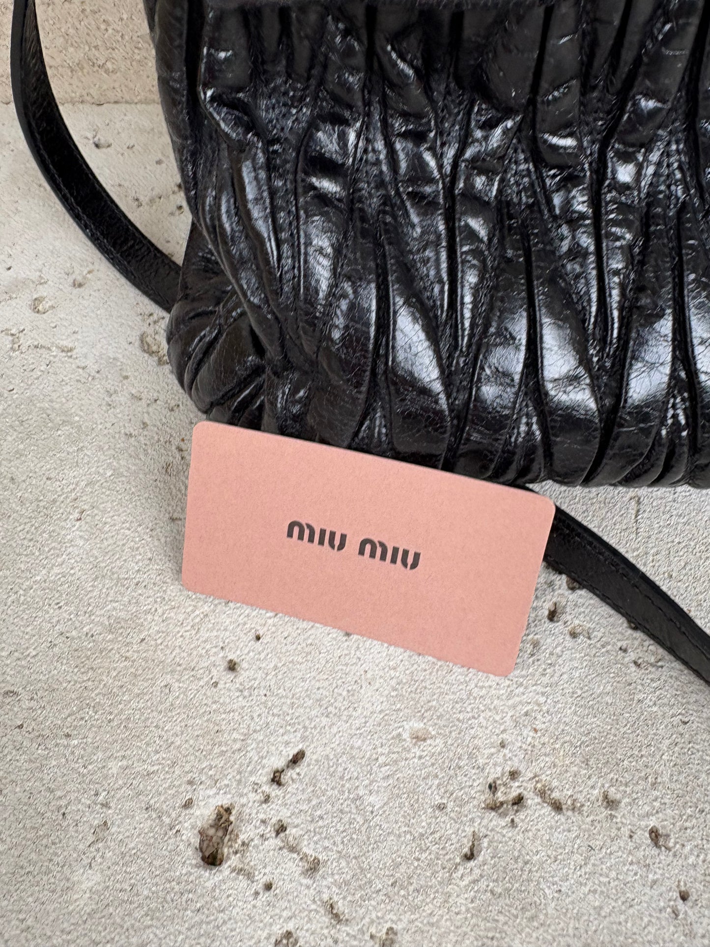 MIU MIU. Bolso matelassé piel negro