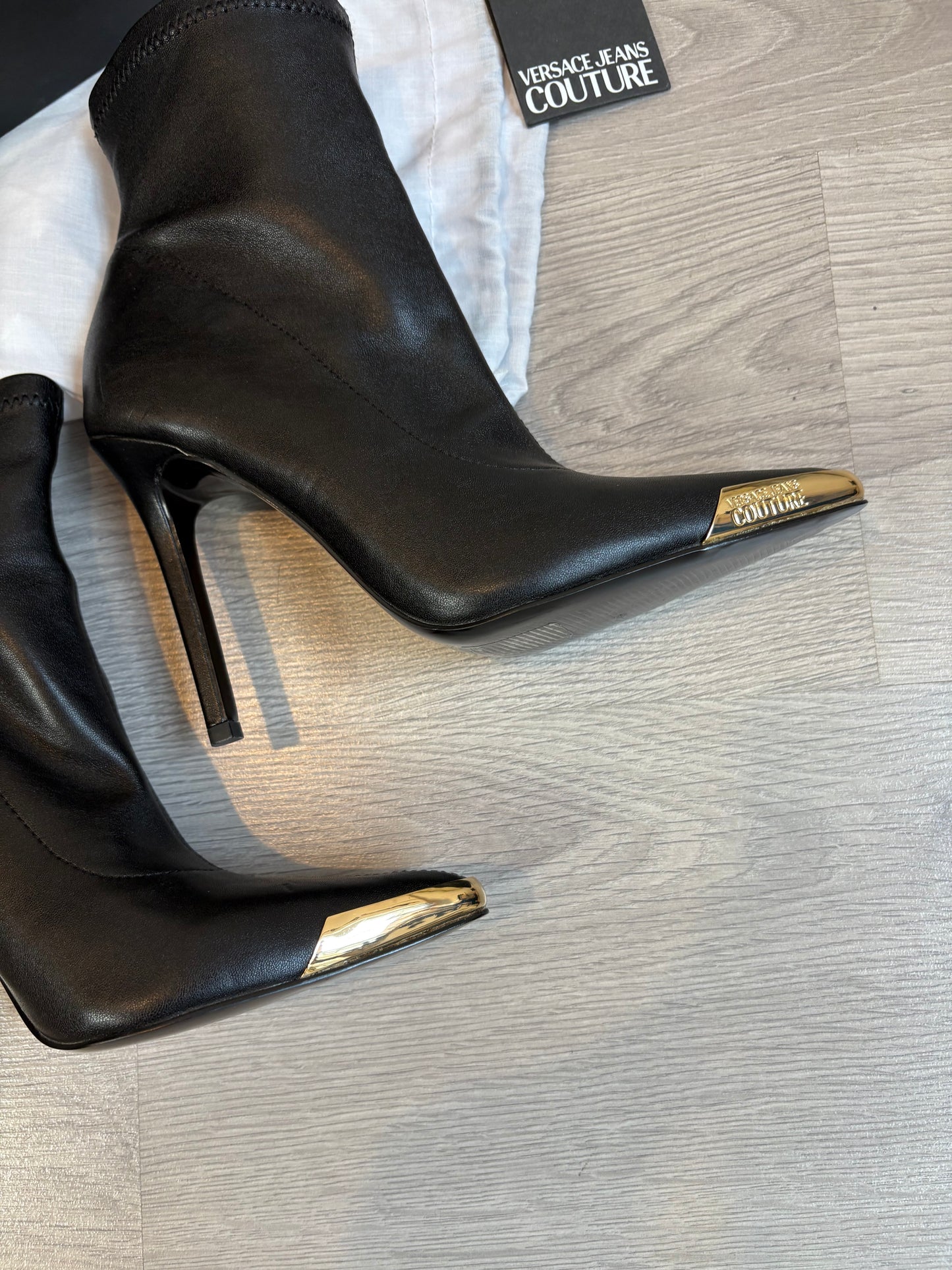 VERSACE JEANS COUTURE. Botines negros detalle dorado