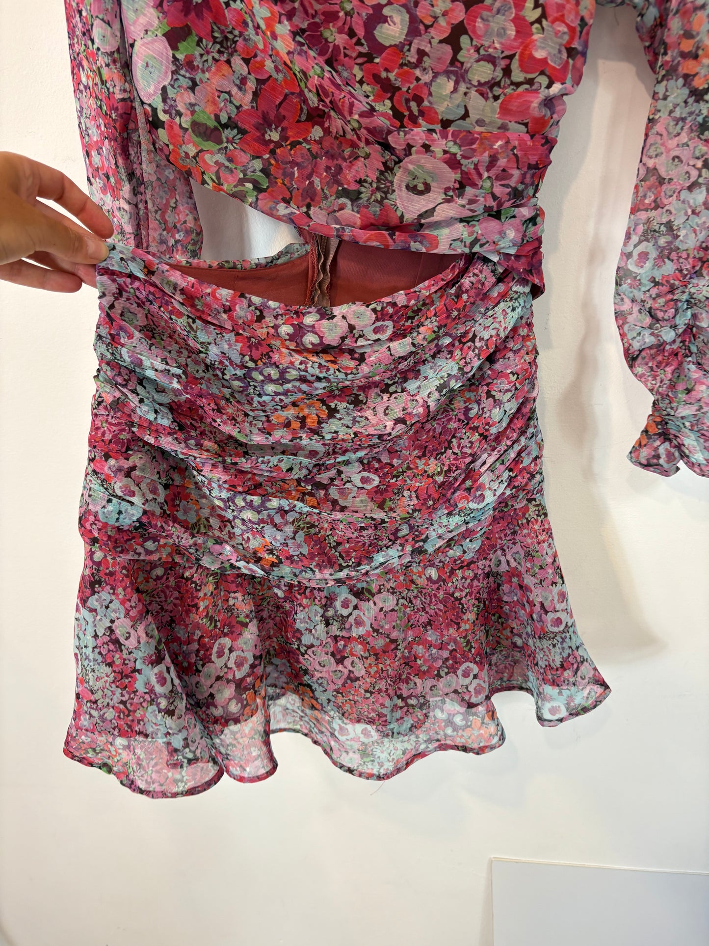 ZARA. Vestido corto abertura  flores. T XS