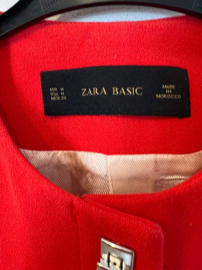 ZARA. Chaqueta roja detalle cierre. T M