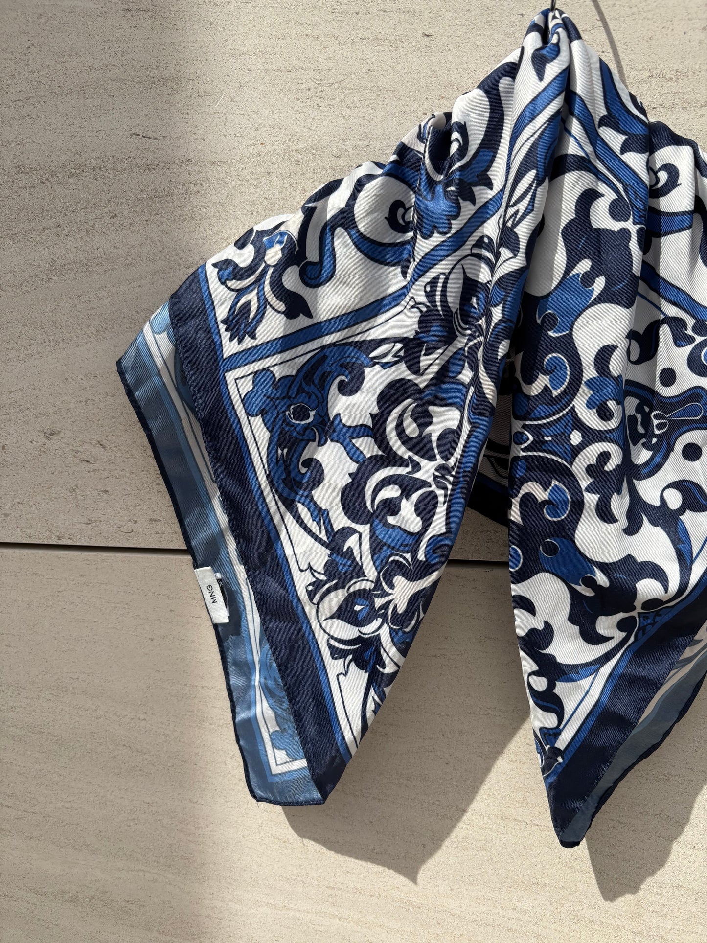 MANGO. Pañuelo azul estampado