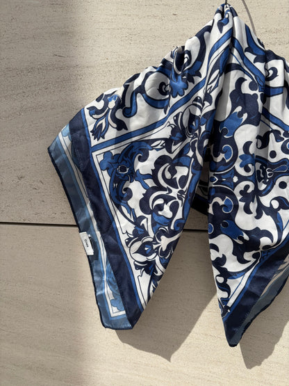 MANGO. Pañuelo azul estampado