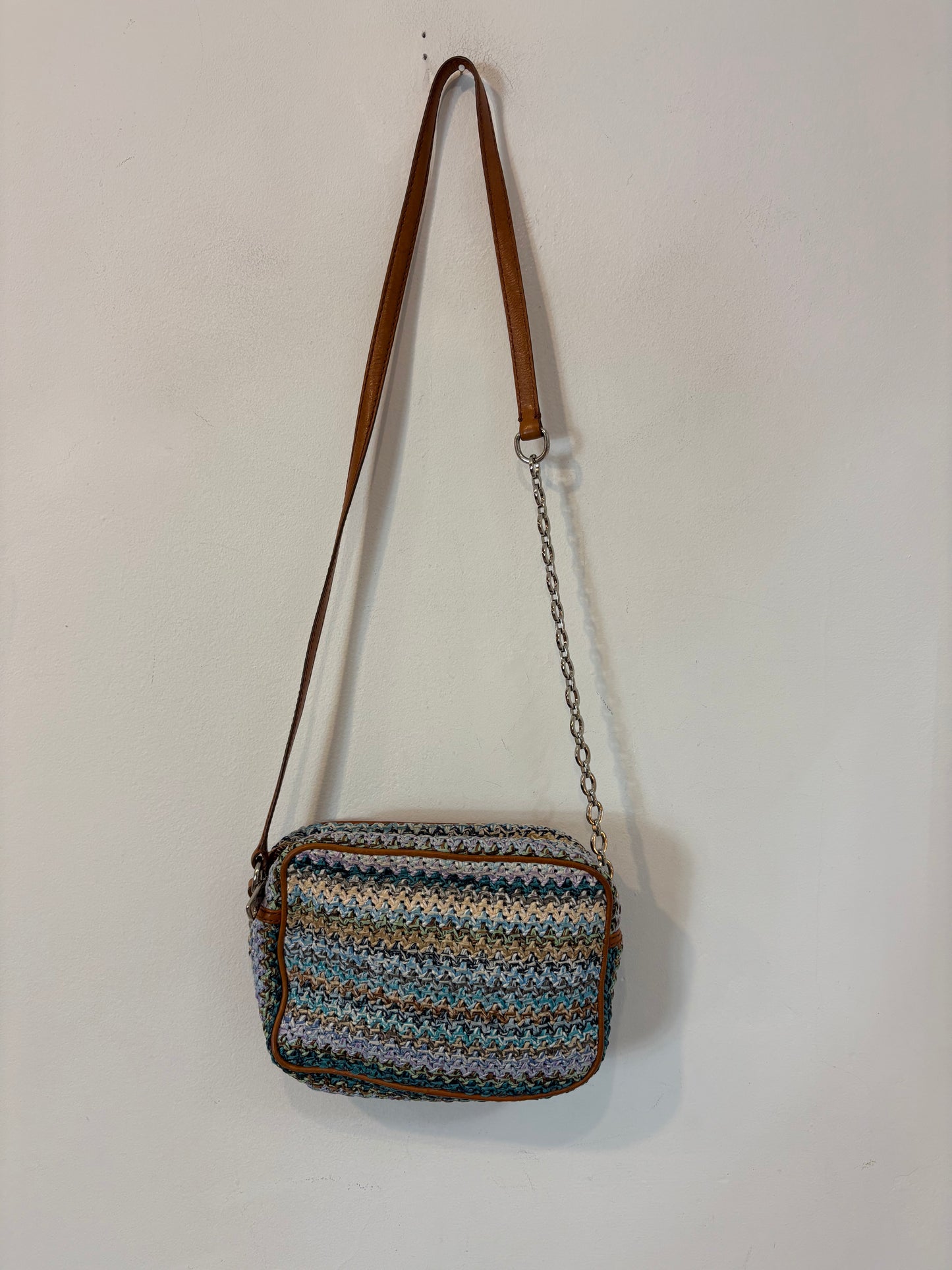 BIMBA Y LOLA. Bolso trenzado tonos azules