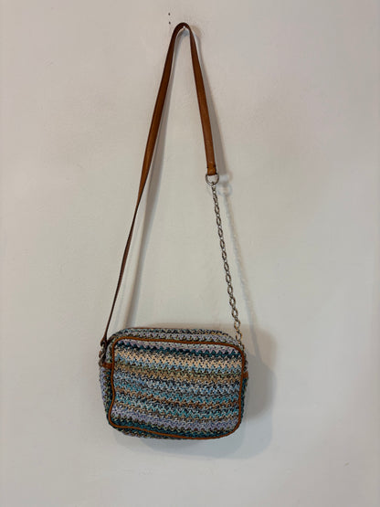 BIMBA Y LOLA. Bolso trenzado tonos azules