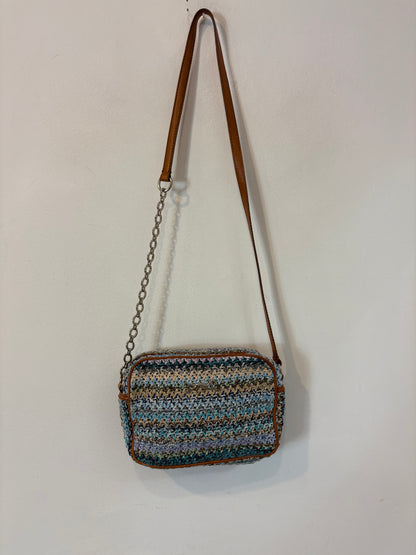 BIMBA Y LOLA. Bolso trenzado tonos azules