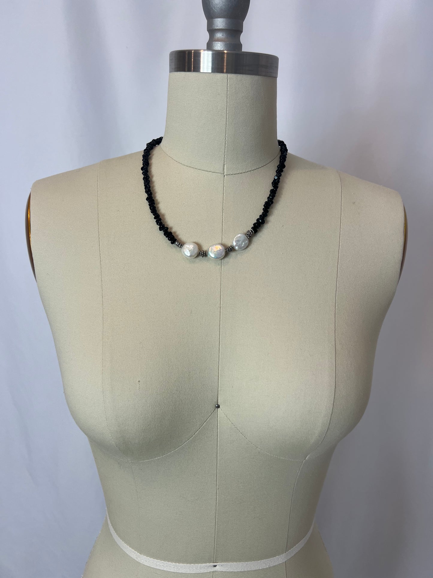 OTHERS. Black bead necklace