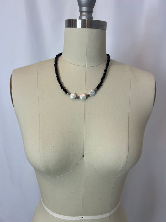 OTHERS. Black bead necklace