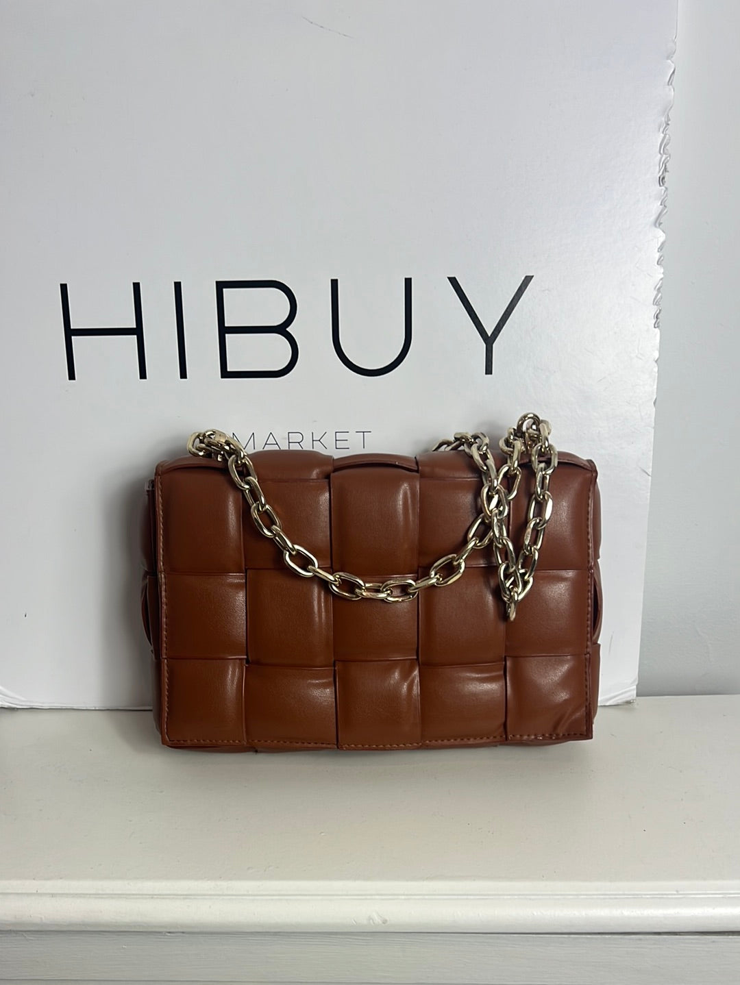 OTRAS. Bolso marrón acolchado