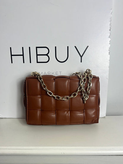 OTRAS. Bolso marrón acolchado