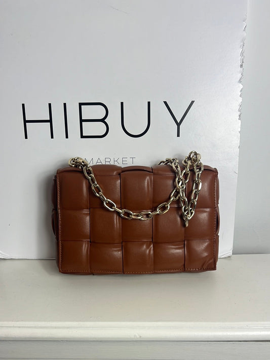 OTRAS. Bolso marrón acolchado