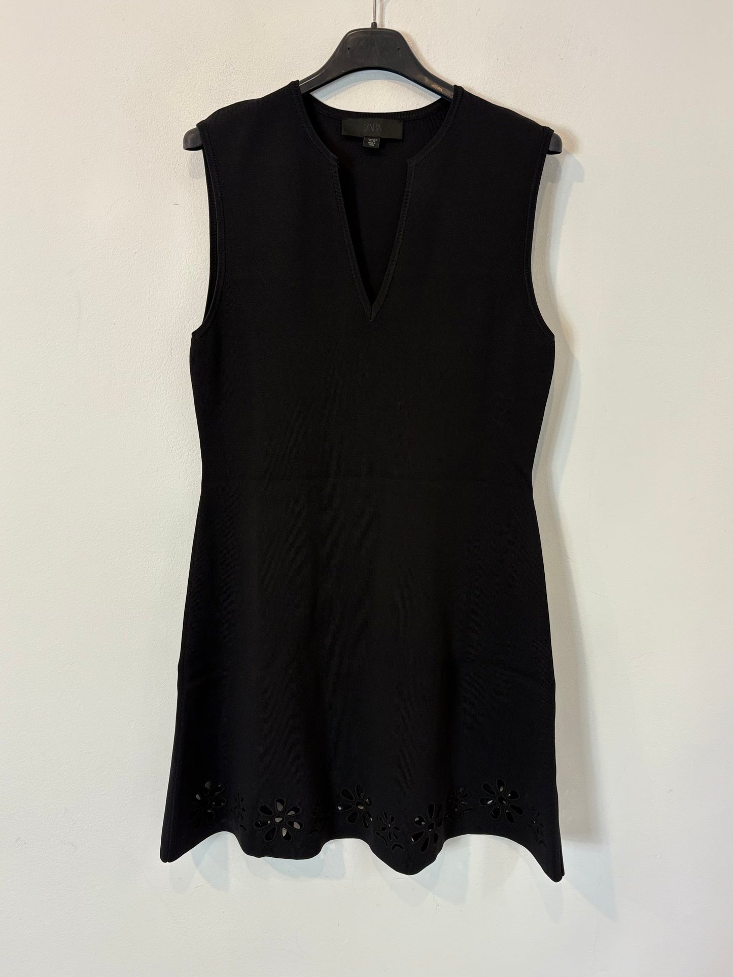 ZARA. Vestido negro punto elástico