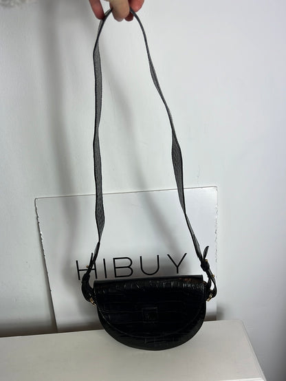 LEANDRA. Bolso negro piel troquelada