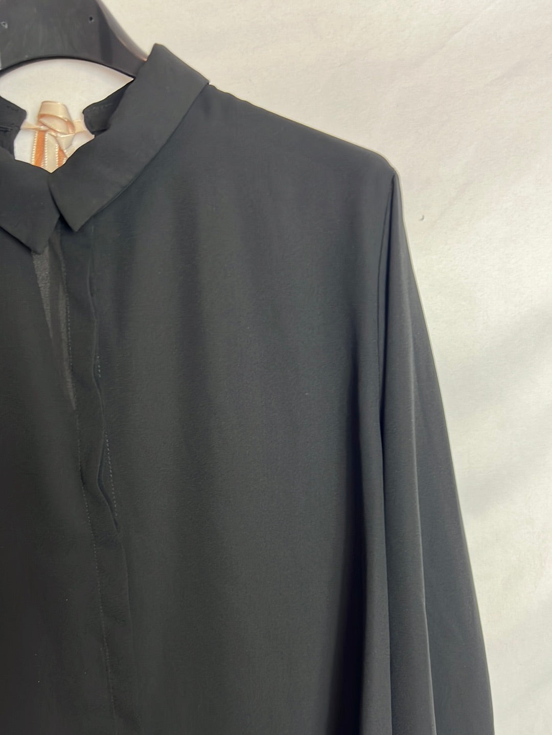 ZARA. Blusa negra semitransparente lazada. T L