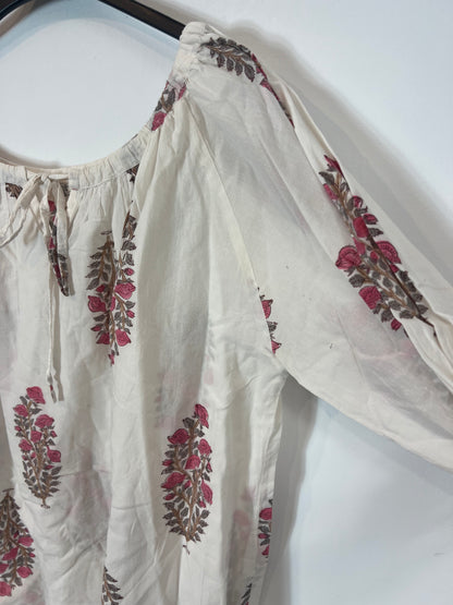 PAIR &amp; SCALE. White blouse with pink flower print Ts