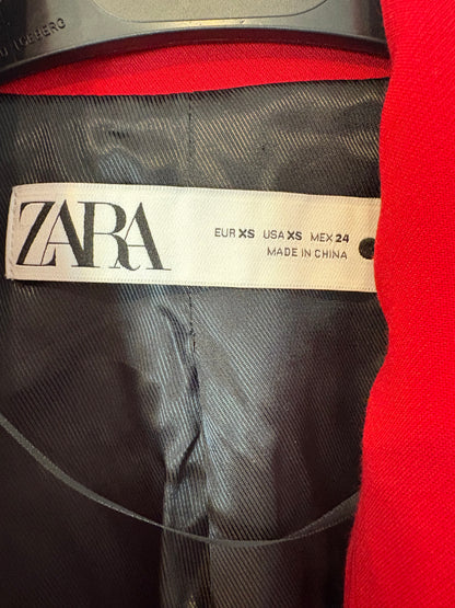 ZARA. Traje de chaqueta rojo