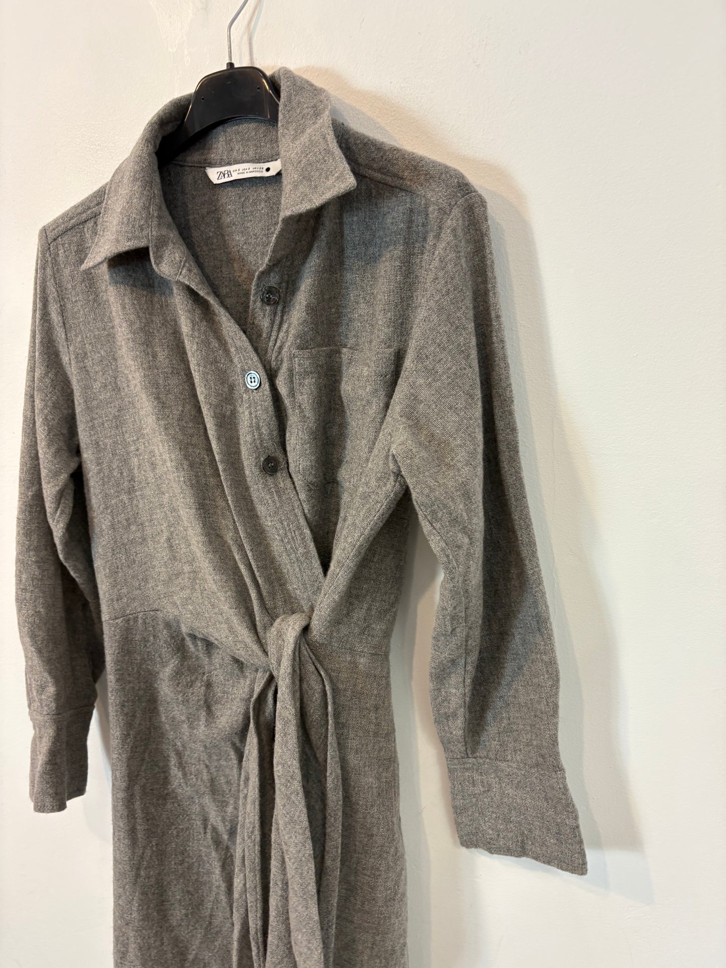 ZARA. Vestido largo cruzado gris