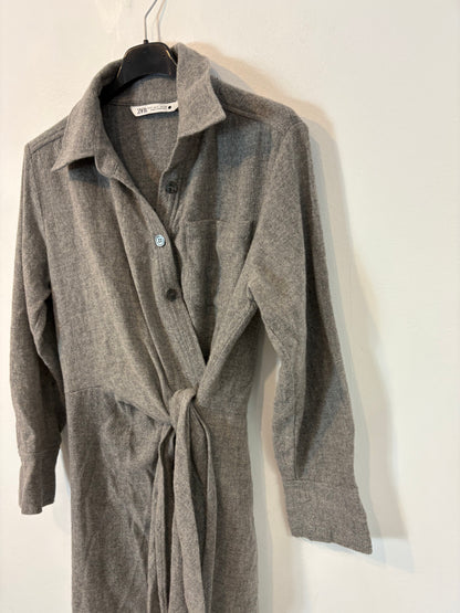 ZARA. Vestido largo cruzado gris