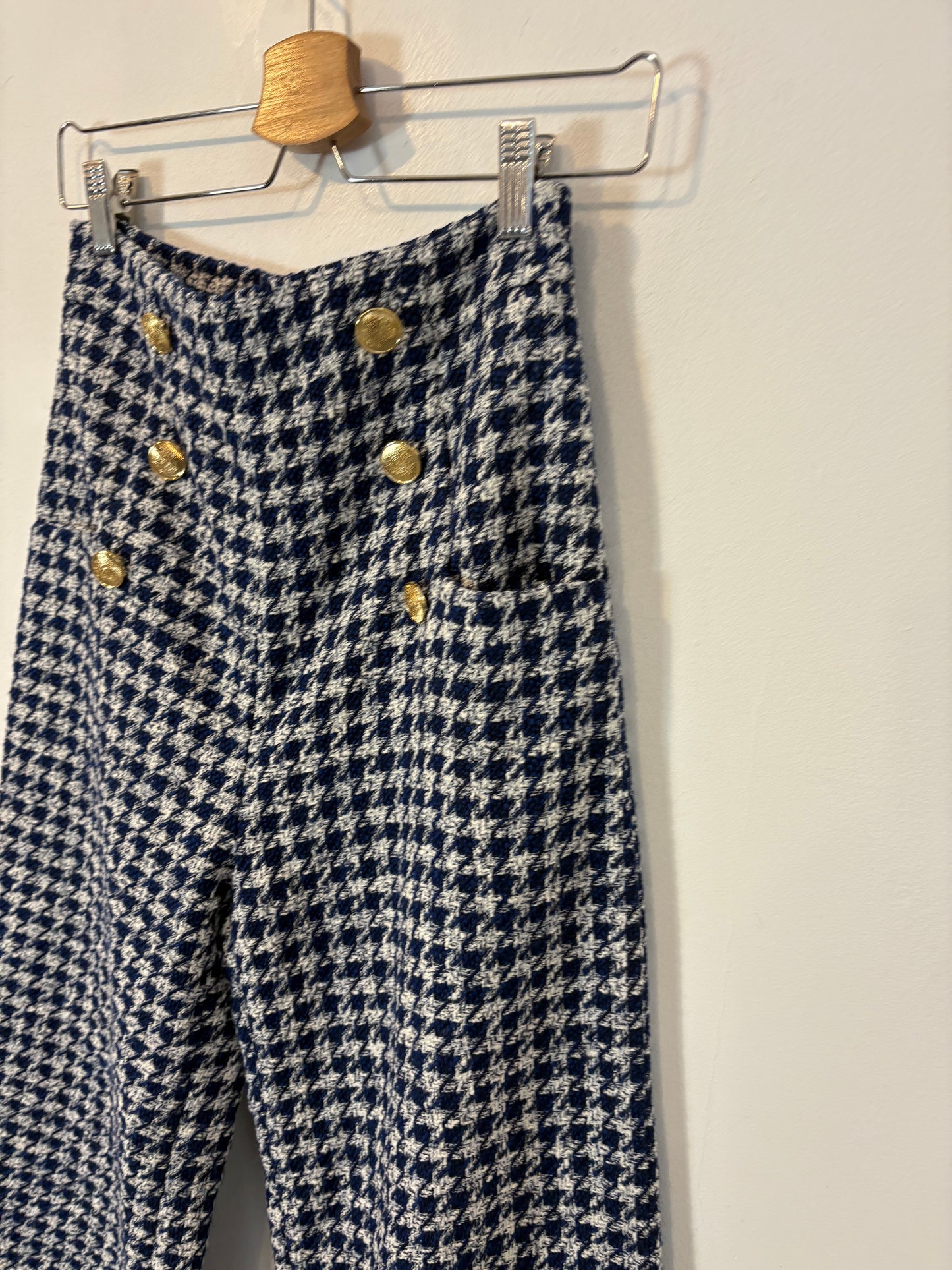ZARA. Pantalón tweed botones dorados