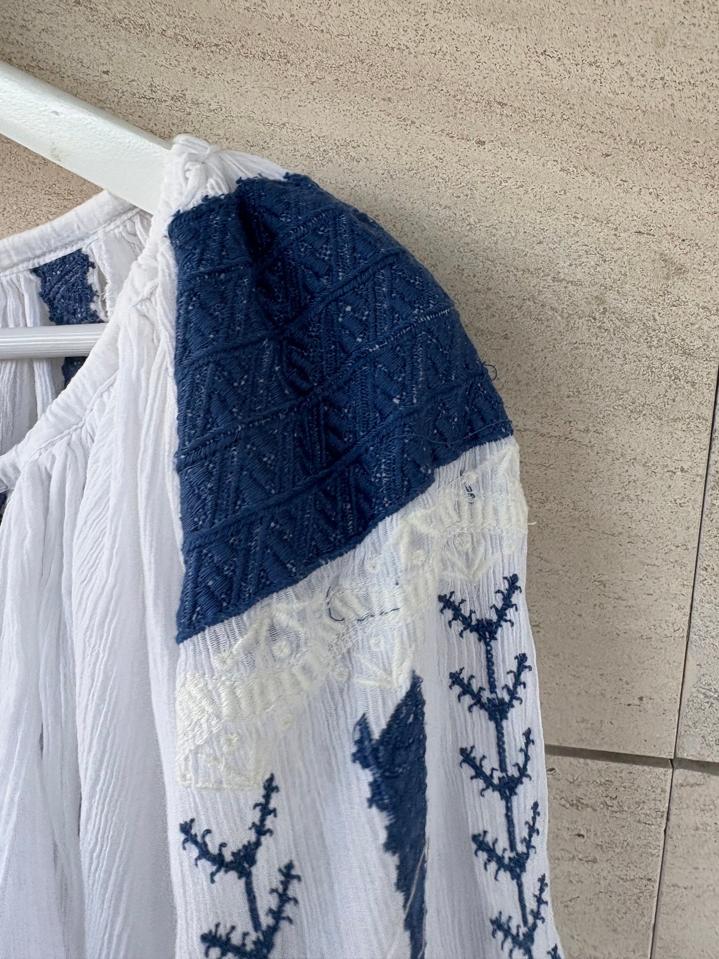 SLUIZ IBIZA. Blusa booho blanca bordados