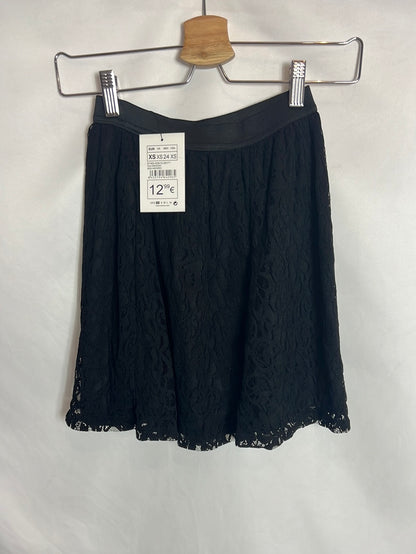 SHANA. Short black lace skirt. XS