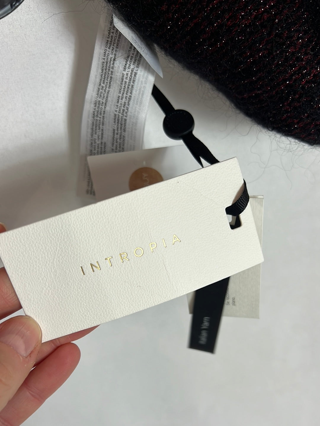 INTROPIA. Cuello negro y burdeos