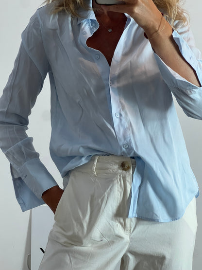 MASSIMO DUTTI. Blusa fluida azul claro. T 36