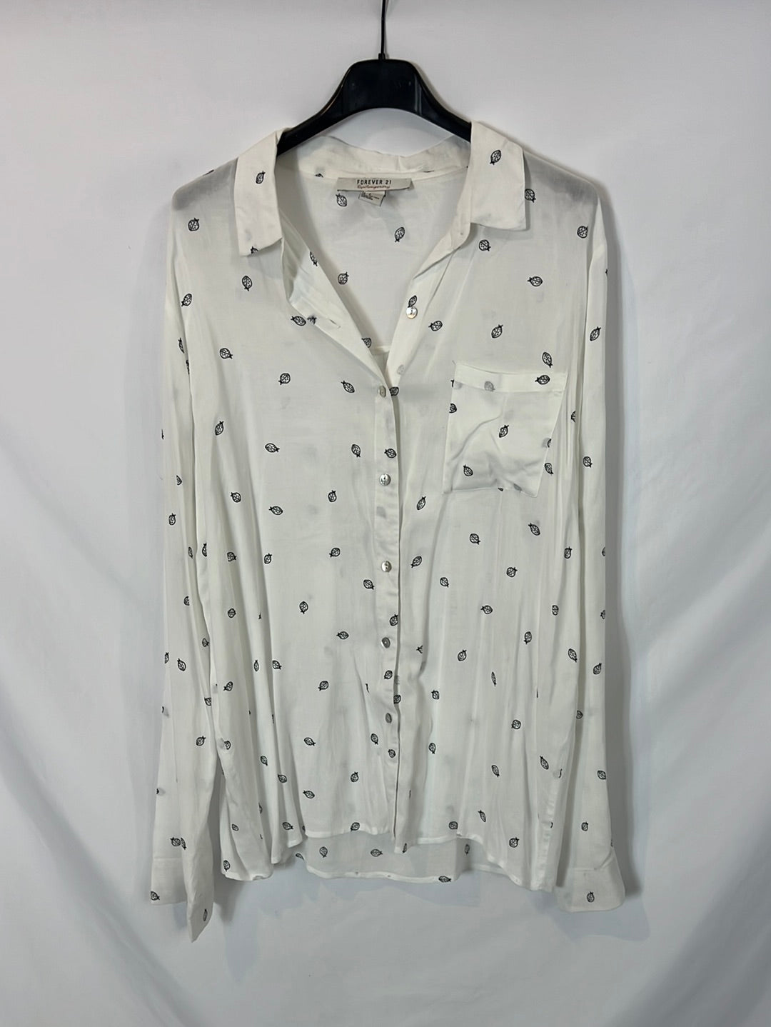 FOREVER 21. Camisa blanca mariquitas. T L