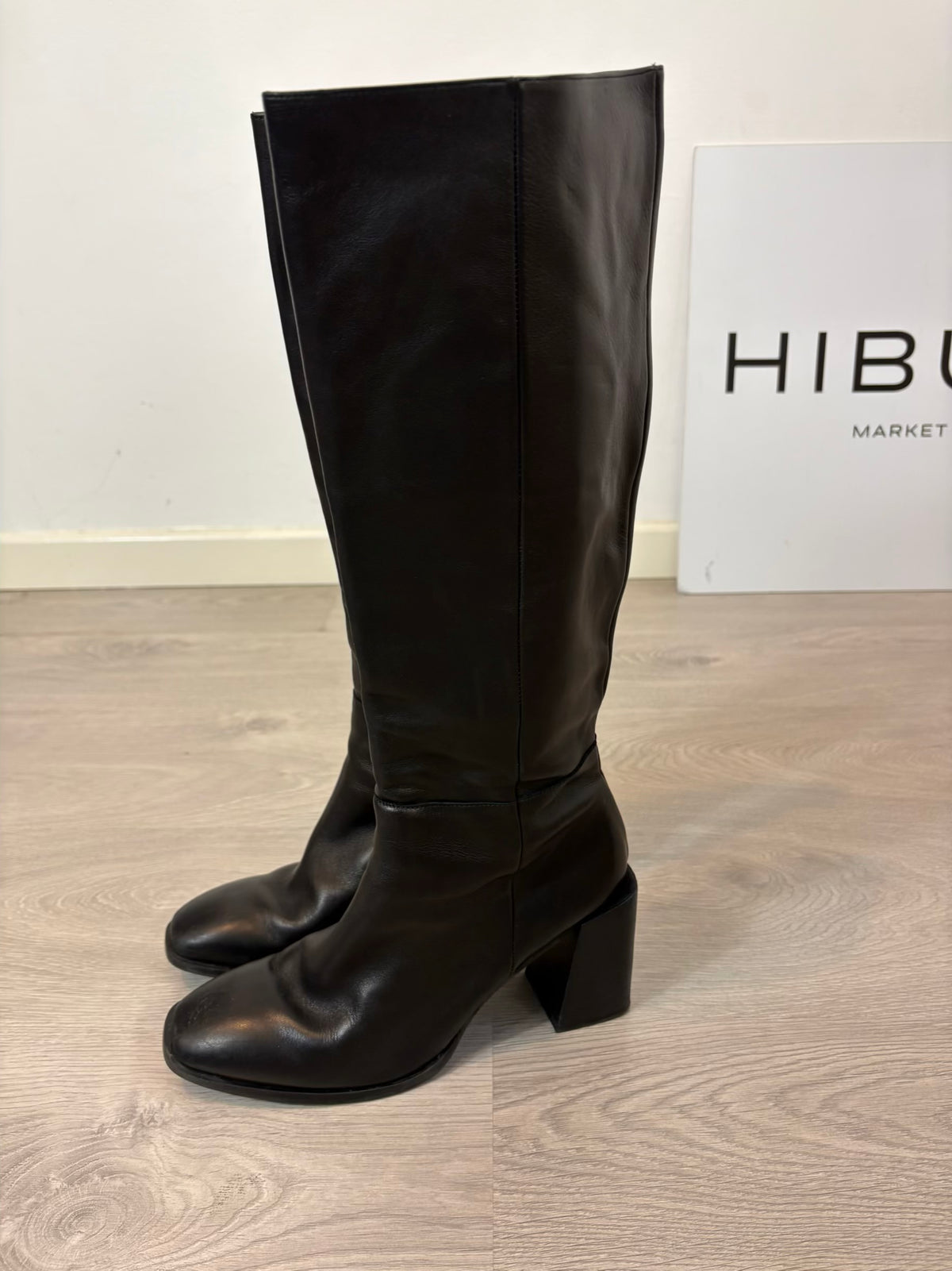 CASTAÑER. Botas altas negras piel. T 40