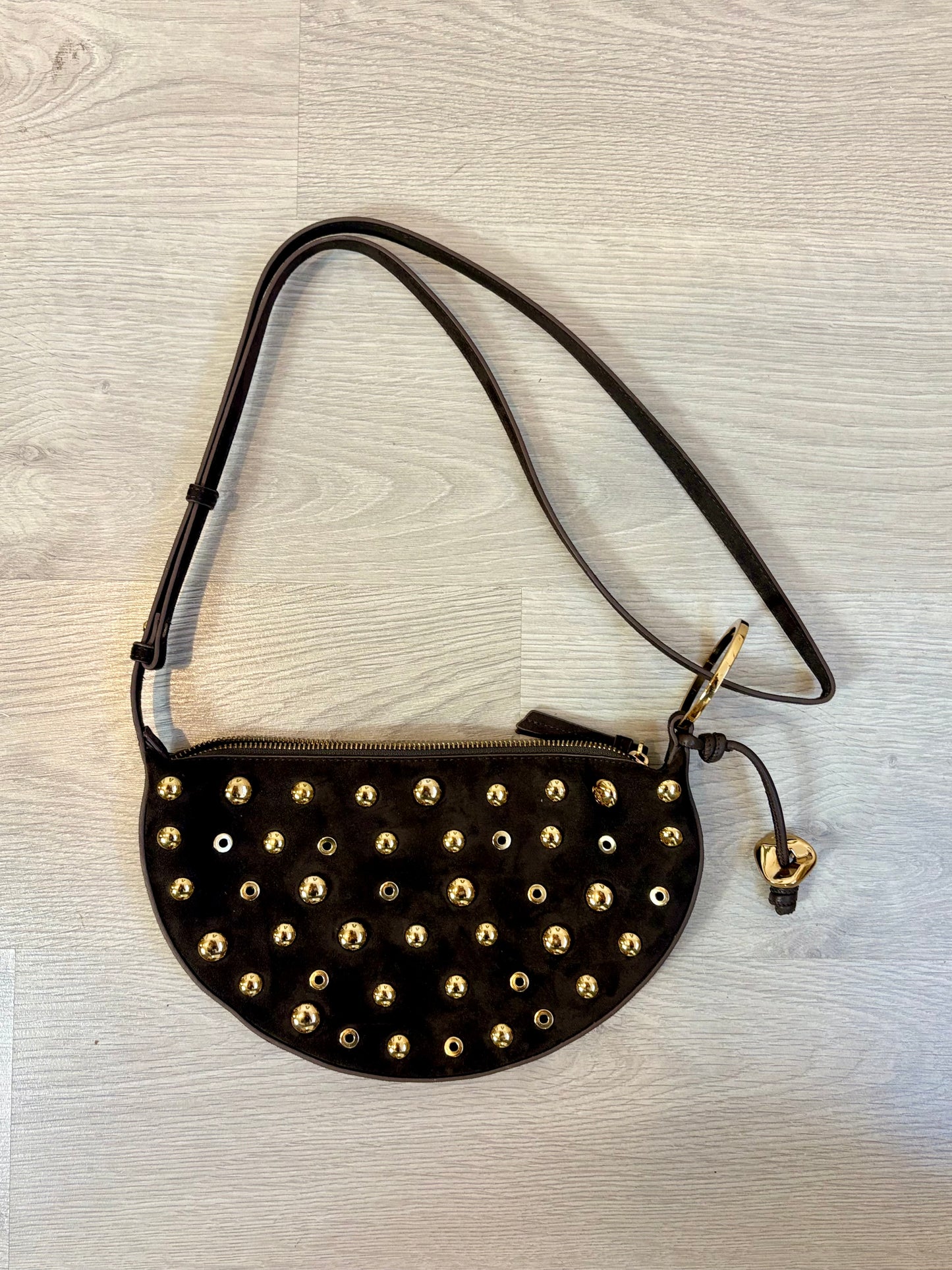 ZARA. Bolso tachas media luna