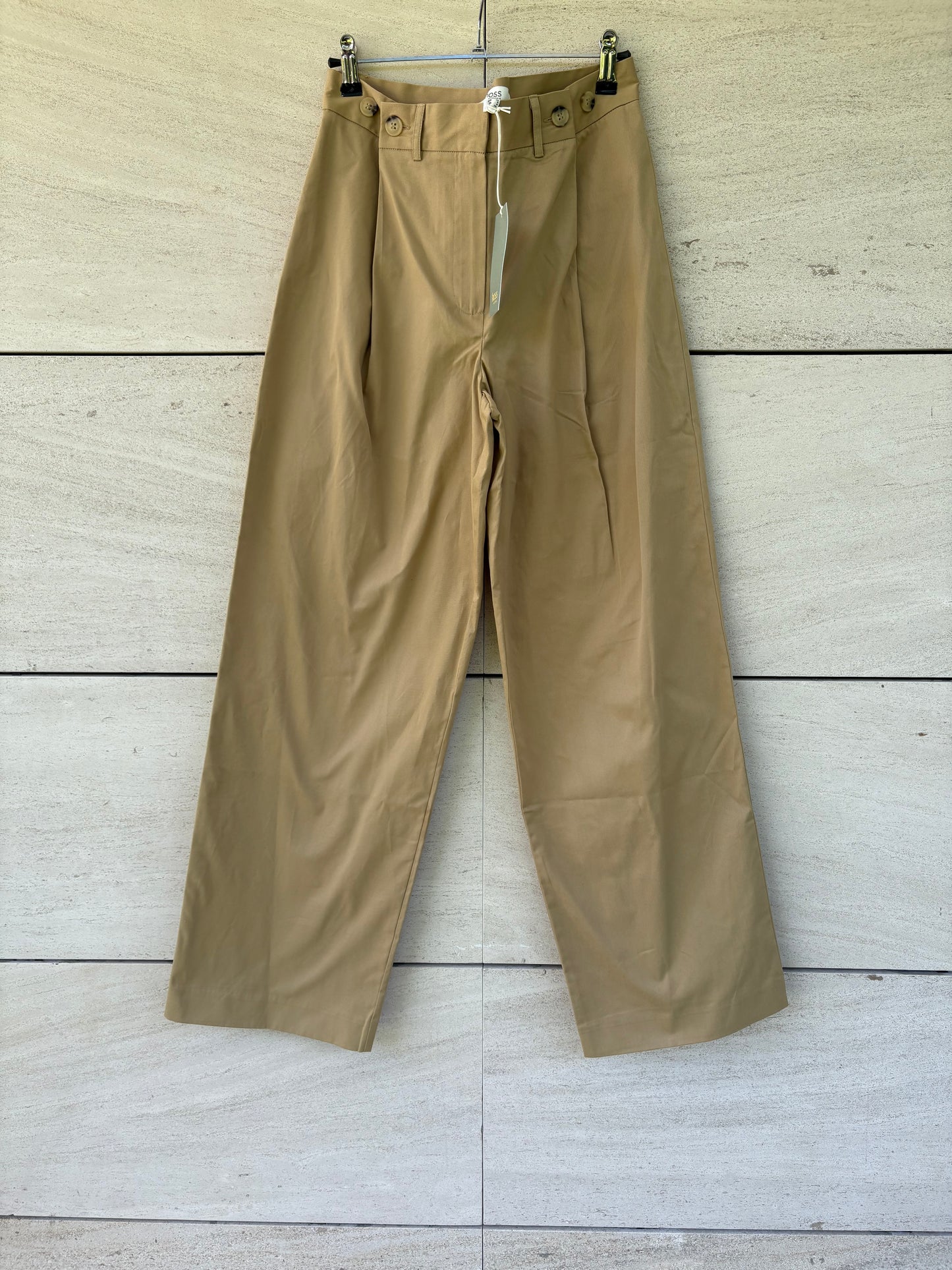 INTROPIA. Pantalón beige pinzas cintura ajustable