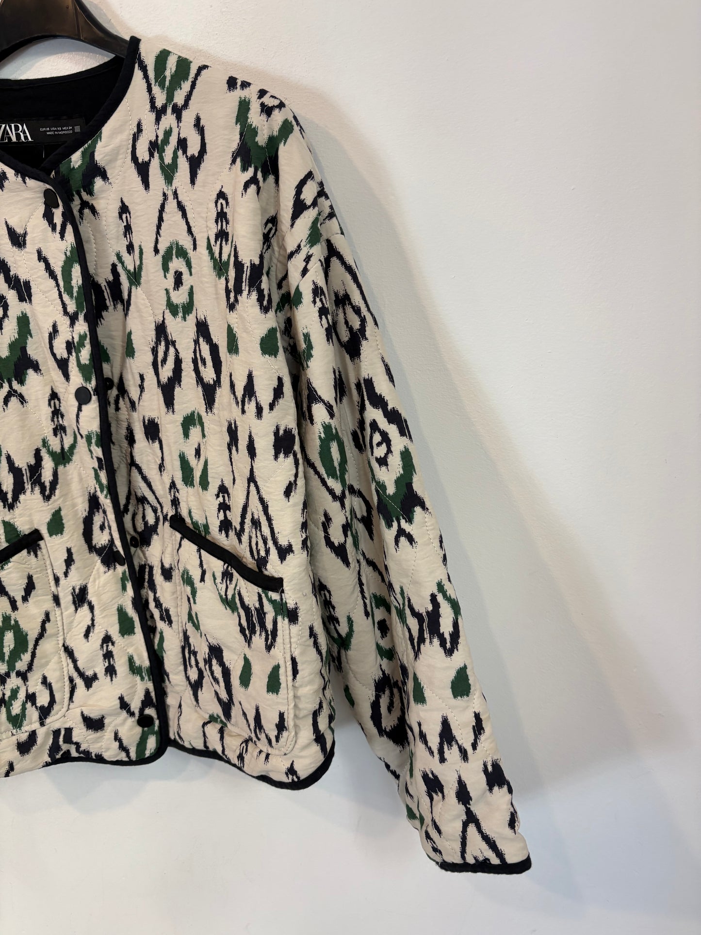 ZARA. Cazadora acolchada estampada. T XS