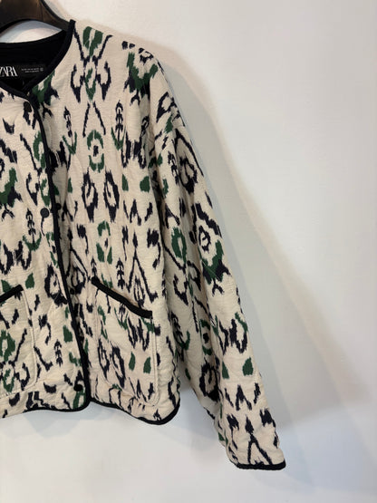 ZARA. Cazadora acolchada estampada. T XS