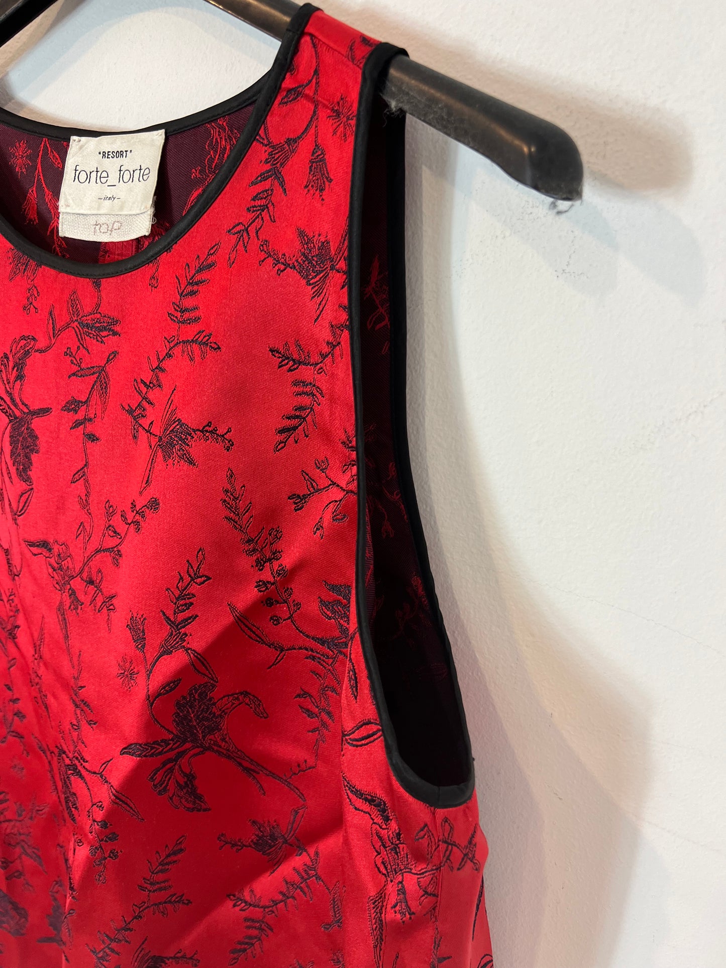 FORTE FORTE. Top rojo bordado negro  T.s